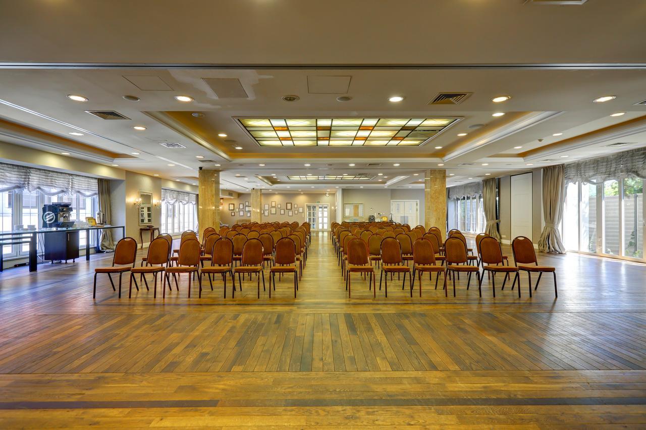 Hotel Afrodyta Business & Spa Радзеёвице Экстерьер фото